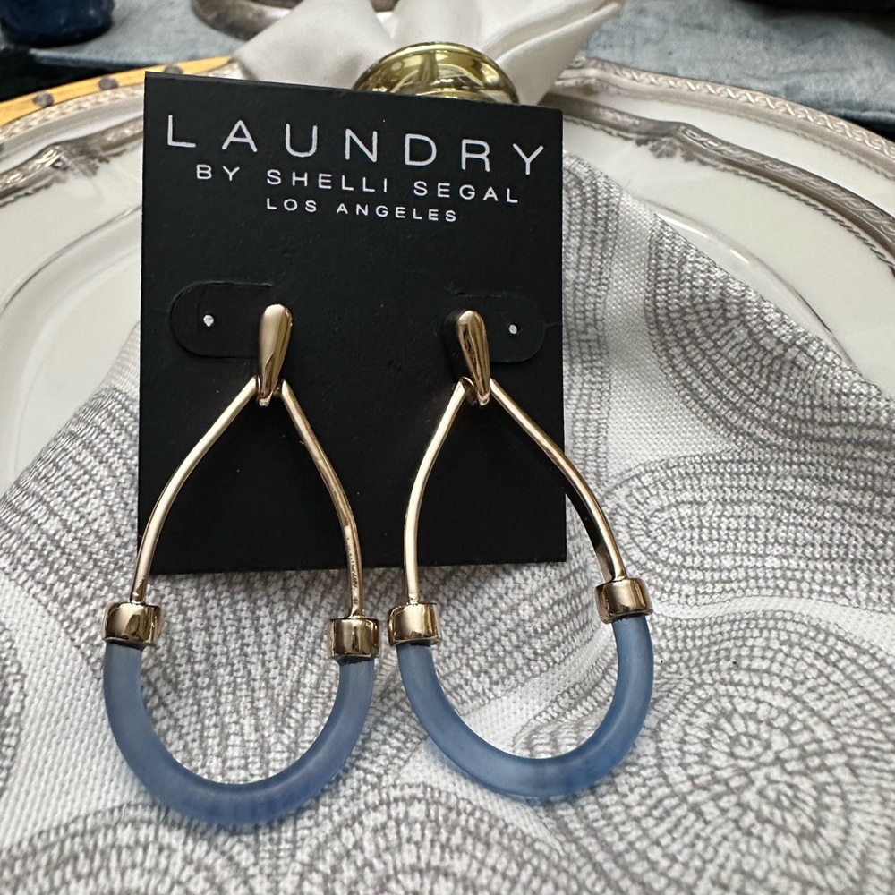 LAUNDRY By Shelli Segal Gold‎ tone and Blue oval earrings NWT